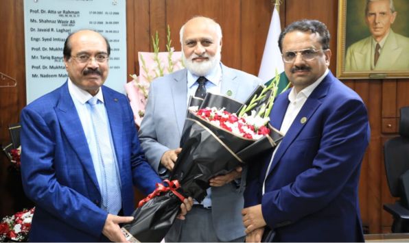 Dr Abdul Basit, Chancellor Preston University, presented a flower bouquet to Prof Dr Niaz Ahemd Akhter and congratulated him on assuming charge as Chairman, Higher Education Commission HEC.